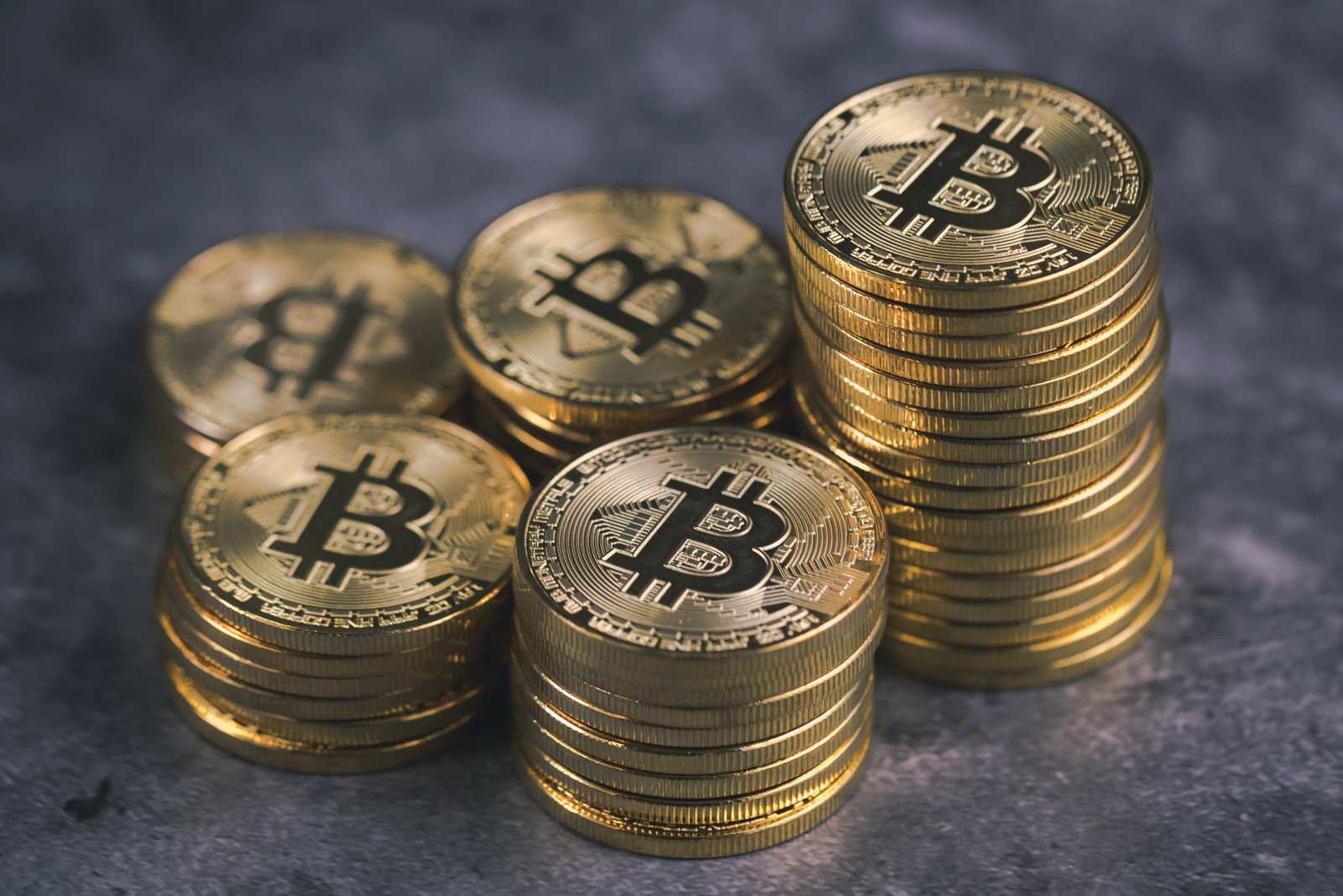 ビットコインのコインが山積みになっている