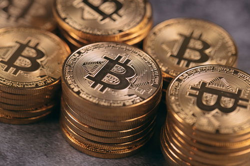 黄金色に輝く積み上がったビットコインの表面