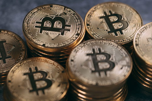 潤沢なビットコインの積み重なる金色のコイン