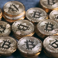 積み重ねられた金色のビットコインコインの投資イメージ写真の写真