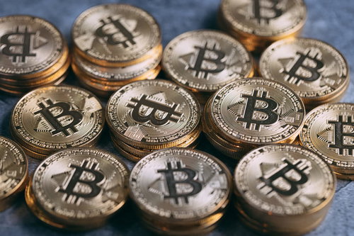 積み重ねられた金色のビットコインコインの投資イメージ写真