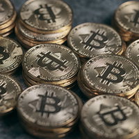 上から見たビットコイン金貨の積み重ねと輝きの写真