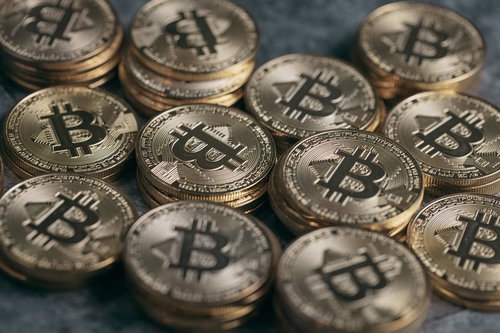 上から見たビットコイン金貨の積み重ねと輝き