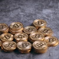 ビットコイン積む積む金貨の山の写真