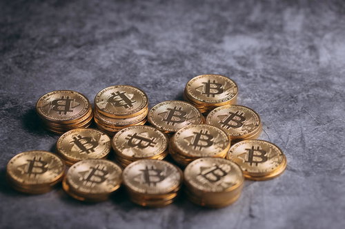 ビットコイン積む積む、金色に輝く複数枚のコイン