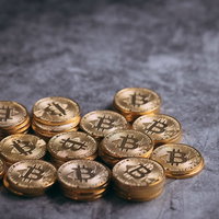 ビットコインの金貨が並ぶ今後の行方と投資価値の写真