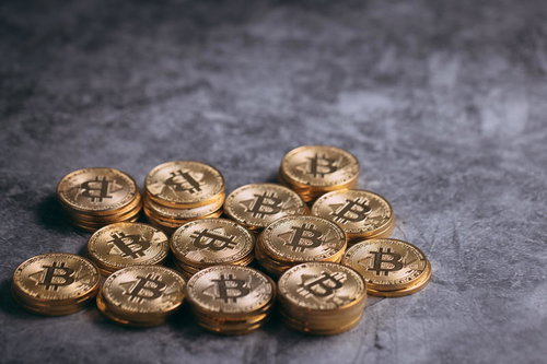 ビットコインの金貨が並ぶ今後の行方と投資価値