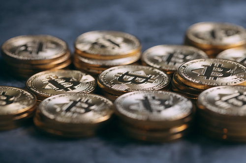 ゴールド色に輝く積み上がったビットコイン
