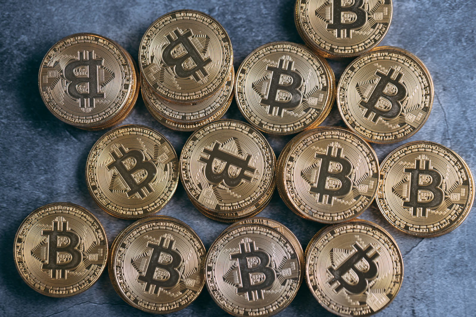俯瞰で並ぶビットコインの金色コイン