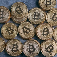 俯瞰したたくさんのビットコインの金貨の写真