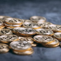 重なり合うビットコインの金貨の写真