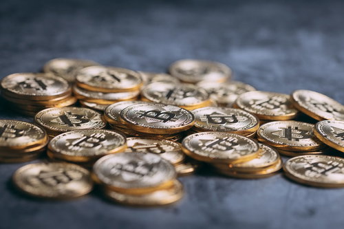 金色に輝く重なり合うビットコインのコイン