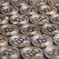 金色に輝く大量のビットコインが一面を覆うの写真