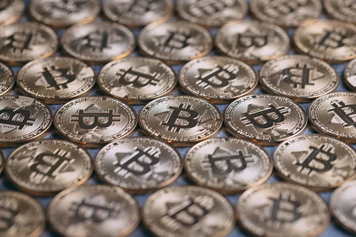 金色に輝く大量のビットコインが一面を覆う