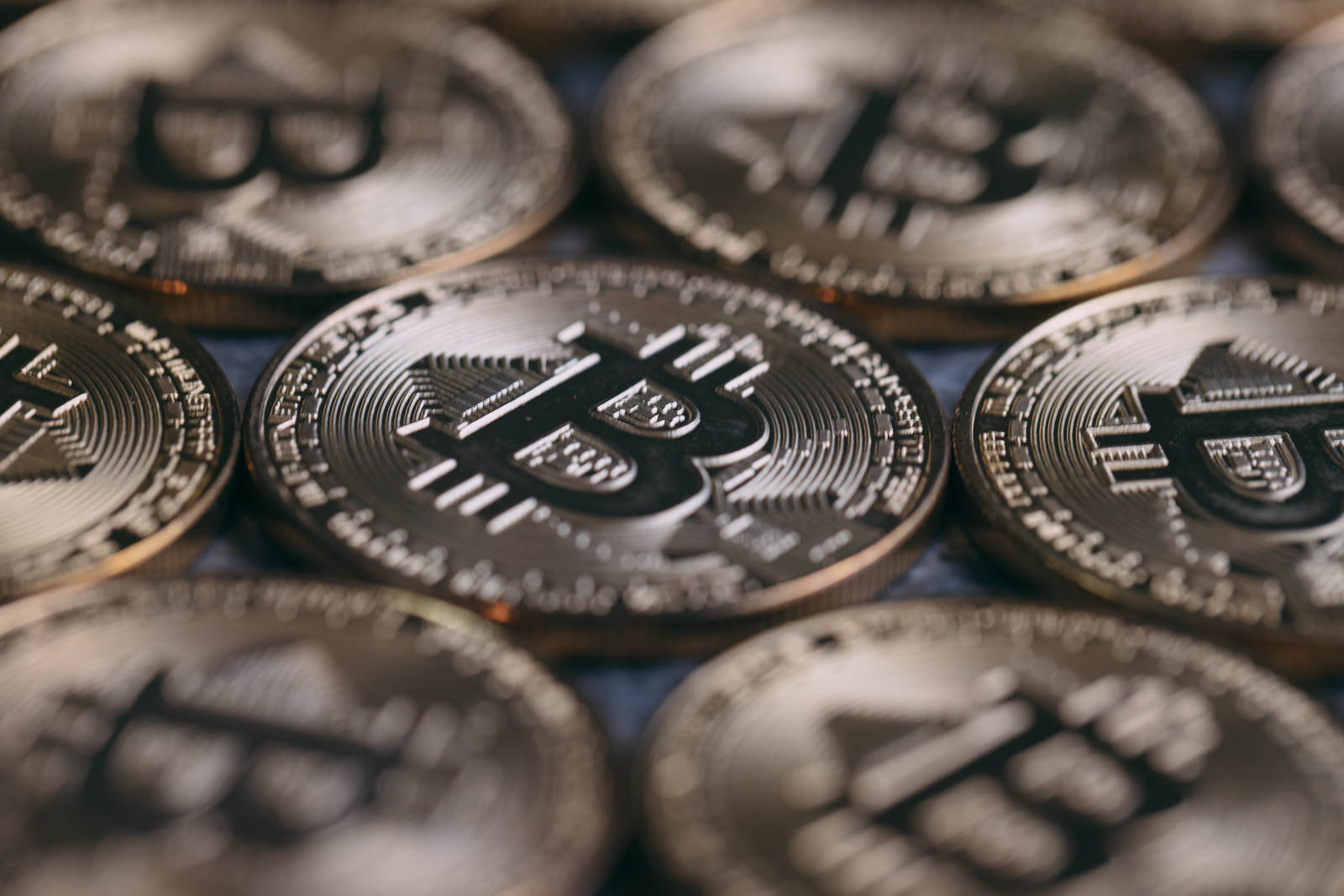 ビットコインのコインが並ぶ接写