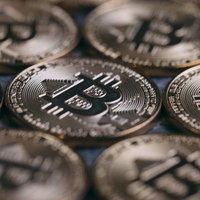 金色に輝くビットコインとコイン - 仮想通貨投資の写真