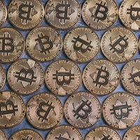 金色に輝く一面ビットコインの写真