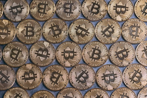 金色に輝く多数のビットコインが広がる暗号資産のコイン