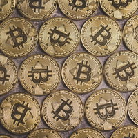 卓上を埋め尽くすビットコインコインの写真