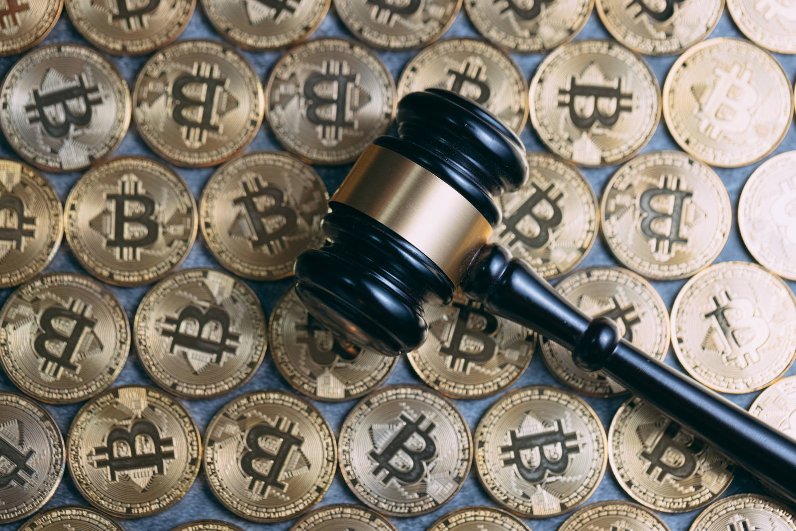 ビットコインコインの上に置かれた法槌