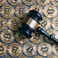 ビットコイン関連の裁判と法的規制問題を表現したの写真
