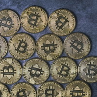 左寄せで並べたビットコインのコインの写真