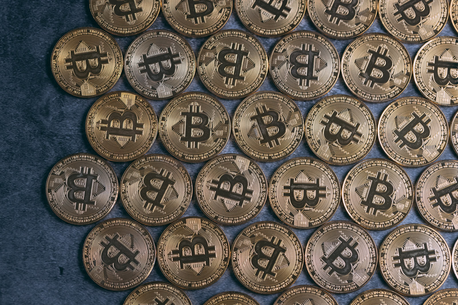 金色のビットコインが規則正しく並んでいる様子