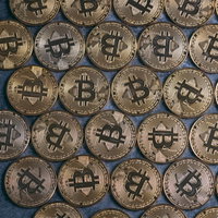 ずらりと並んだ金色のビットコインの写真