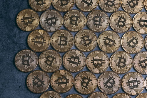 ずらりと並んだ金色のビットコイン