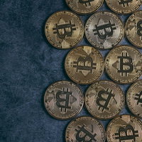 右半分が金色のビットコインで埋まる仮想通貨の写真