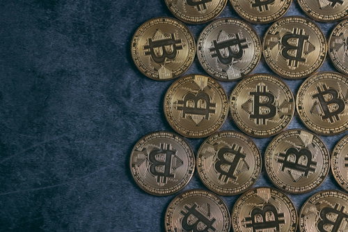右半分が金色のビットコインで埋まる仮想通貨