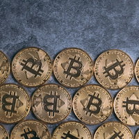 現物ビットコインの金貨|暗号資産投資の写真