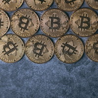 規則正しく並べた金色のビットコインコイン投資の写真