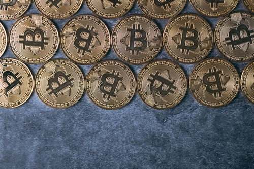 規則正しく並べた金色のビットコインコイン投資