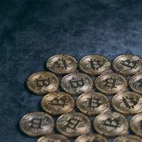 ビットコインの行方を示す金色のコインの写真