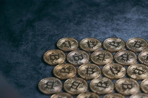 ビットコインの行方を示す金色のコイン