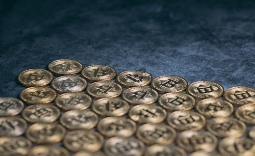 床に規則正しく整列させたビットコインの金貨