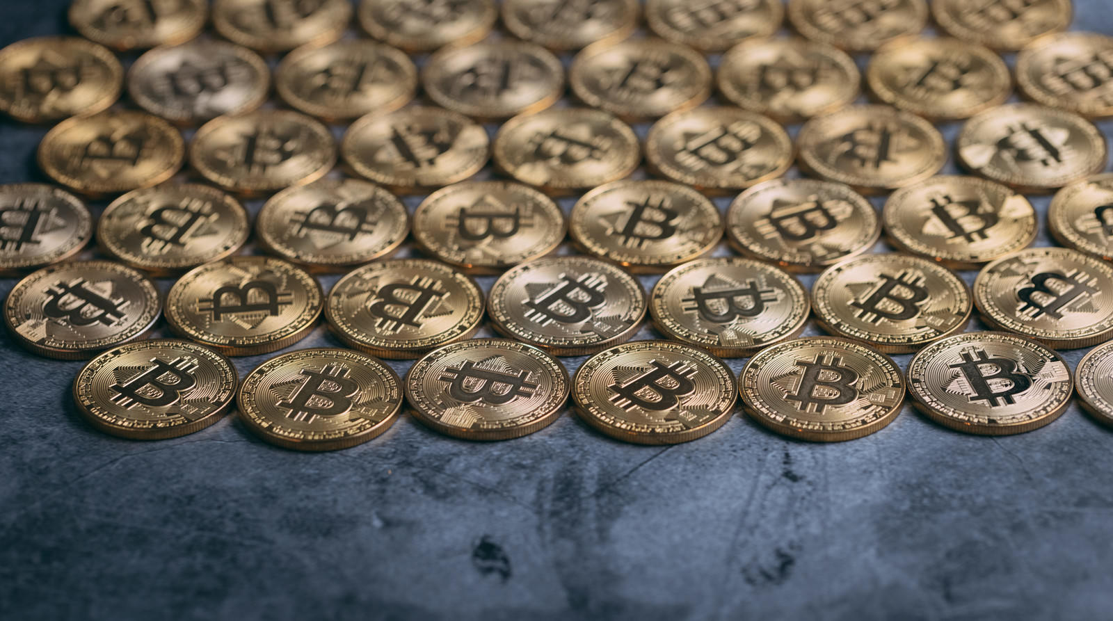 ビットコインの金色コインが多数並ぶ
