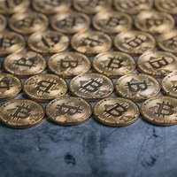 金色に輝くビットコインコインが整然と並ぶの写真