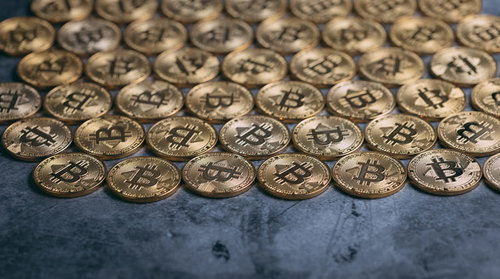 金色に輝くビットコインコインが整然と並ぶ