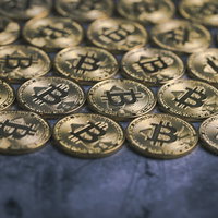 現物のビットコイン金貨が規則正しく並んで枯渇していくの写真