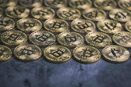 現物のビットコイン金貨が規則正しく並んで枯渇していく