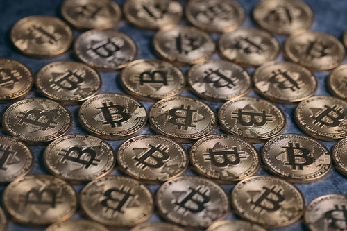 床を無造作に埋め尽くす金色のビットコイン