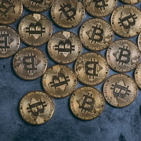 一ヵ所に集められた金色のビットコイン金貨の写真