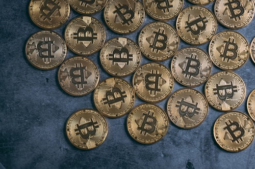 一ヵ所に集められた金色のビットコイン金貨