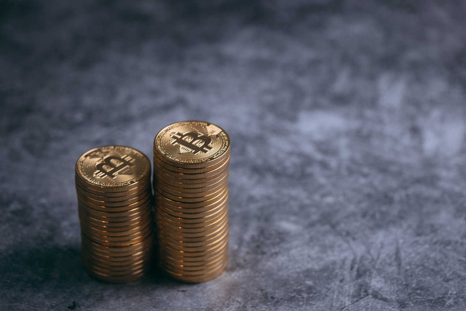 2つの高さの異なるビットコインの金貨が積み上げられている