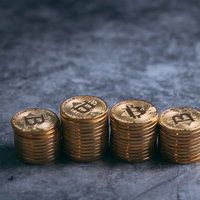 四列に積み上げた金色のビットコインコインの写真