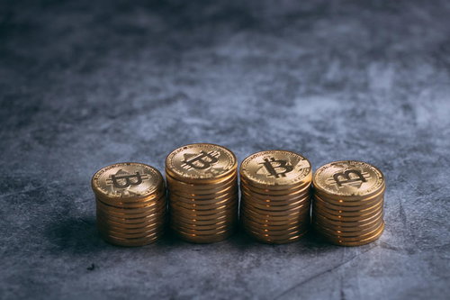 四列に積み上げた金色のビットコインコイン