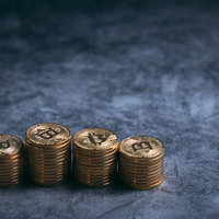 並列に積み上げた金貨ビットコインのコインの写真