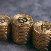 黄金色に輝く積み上げたビットコインの写真